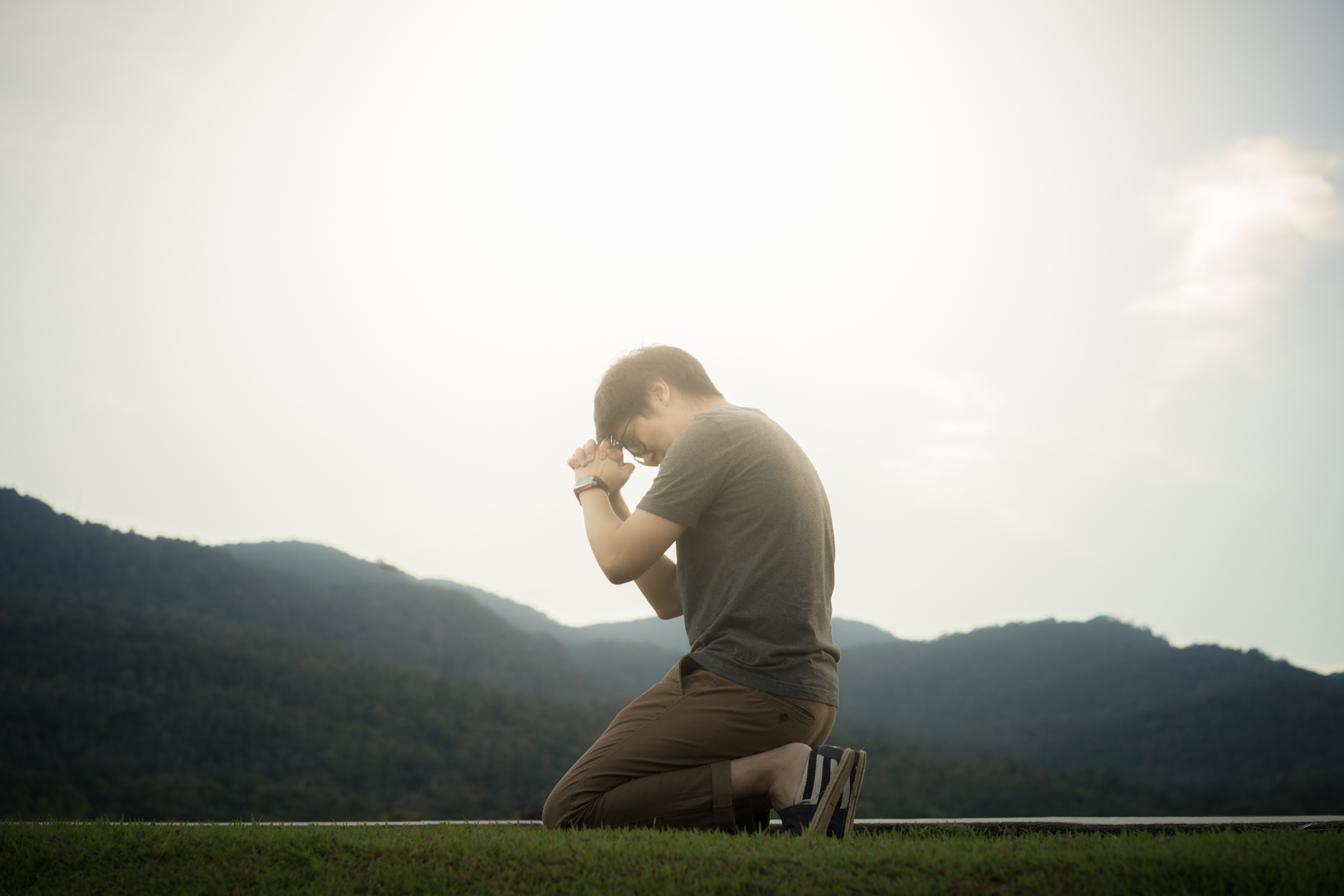 Человек молится на природе. Человек молится на коленях. Силуэт человека. Люди в церкви на коленях. На коленях помолюсь.
