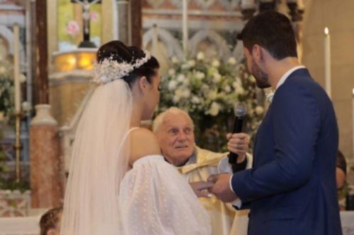 A 85 éves atya saját unokája esküvőjét celebrálta