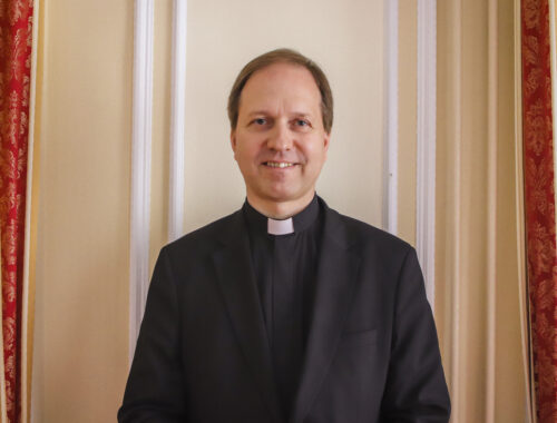 „Az Istentől kapott kinyilatkoztatás megváltoztathatatlan” – nagyinterjú Mohos Gábor püspökkel