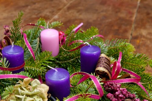 Miért három lila és egy rózsaszín gyertya van az adventi koszorún?