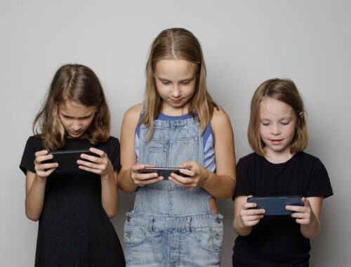 Radikálisan korlátoznák a fiatalok okostelefon-használatát