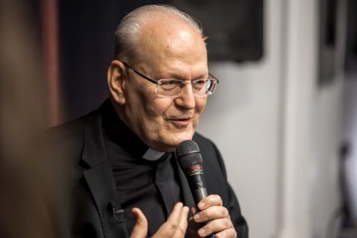 Erdő Péter különleges vatikáni ajándéka - közel 400 képeslap, történelmi bélyeggel - VIDEÓ!