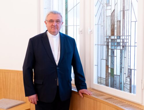 “Hiába mondják, hogy hallgat az Egyház, ez nem igaz” – MKPK-elnökséget értékelő nagyinterjú Veres András püspökkel