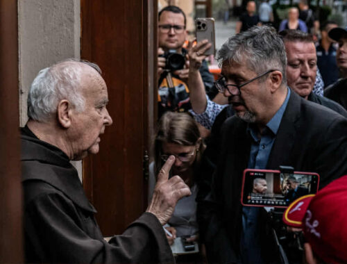 Találkozott Hadházy és a ferences templomigazgató – holnap bocsánatot kérnek Reisz Pál atyától
