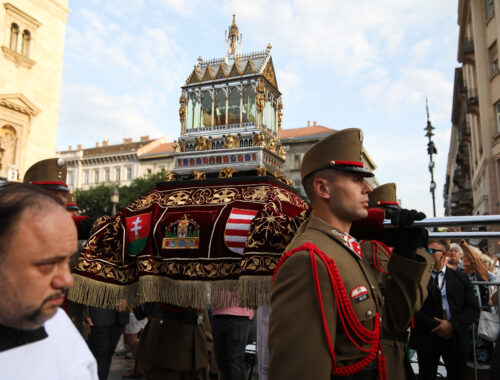 Ki őrzi a Szent Jobbot? – villáminterjú Mohos Gábor püspök atyával