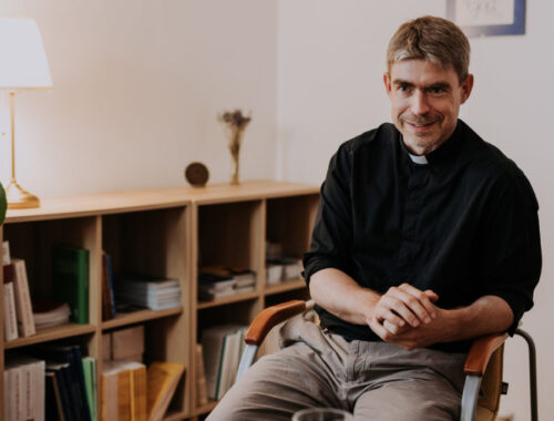 Nincs Isten? Mit tegyünk, ha megválaszolatlanok az imáink? – Nagy Bálint jezsuita atya válaszol!