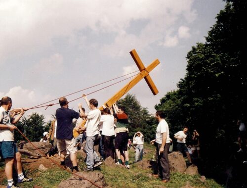 „A Szentlélek sugallata volt: bevillant, hogy mi lenne, ha keresztet állítanánk” – Interjú Török Tamással és Salacz Balázzsal
