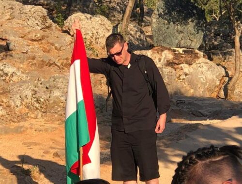 „Isten közelebb van hozzád, mint te saját magadhoz” – Simon Dávid atya