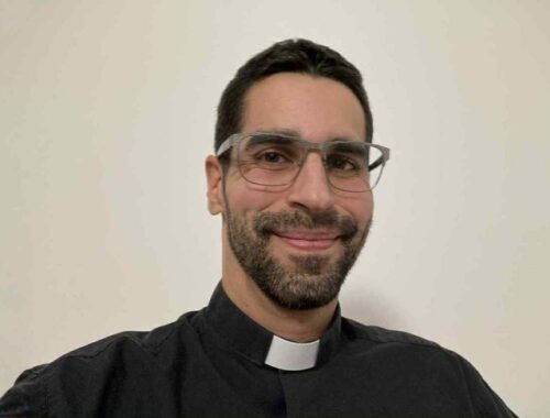 „Istennel élni jó” – Egy afgán–magyar kispap hazatalálásának története