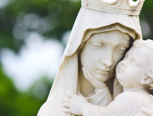 ,,Éljünk úgy, ahogy a Szűzanya élt” – 10 idézet szentektől Isten anyjáról