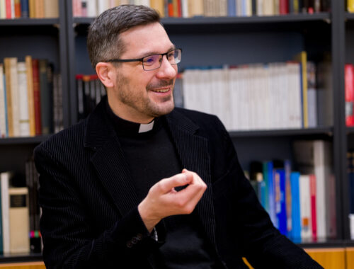 „Szinte mindenben egyetértek vele” – Gájer László atya válasza az anonim tinédzser üzenetére