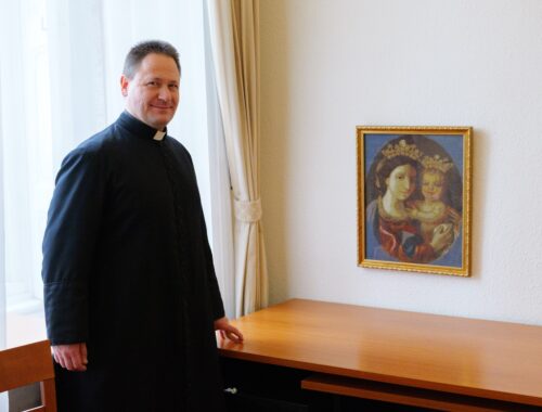 „Isten szándéka, hogy a Szűzanyát helyesen tiszteljük” – beszélgetés Kovács Zoltán atyával