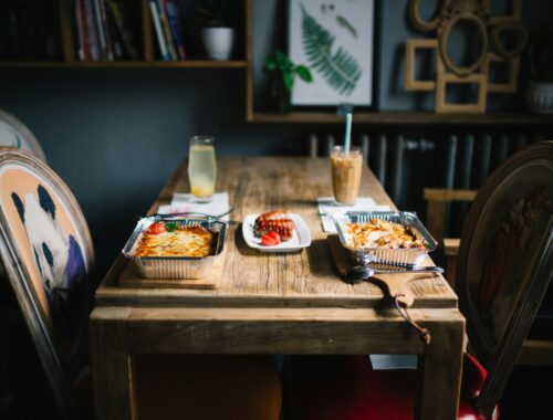 Jobban érdekel egy influenszer napja, mint azé, aki ott ül melletted? – Üres lelkek a terített asztal körül