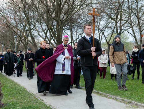 ,,A világ Ura a porban fekszik” – kispapok keresztútja
