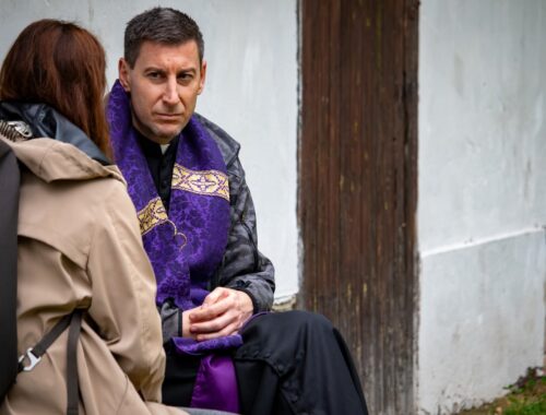 „Az Isten le akar foglalni téged, és használni akar” – Simon Dávid atya Nagymaroson